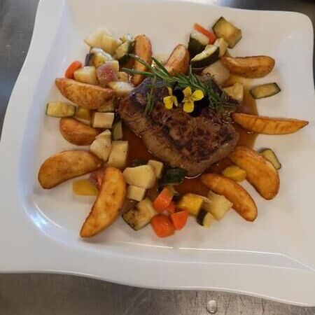 Steak mit Gemüse und Kartoffeln