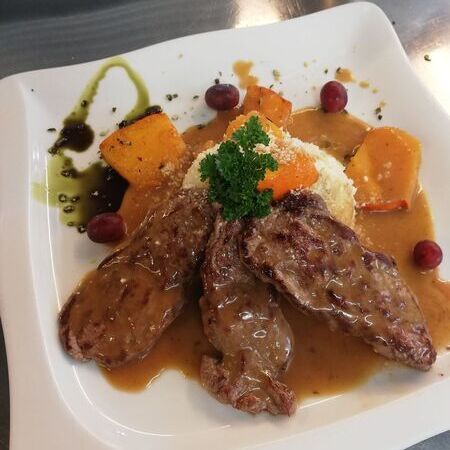Gericht mit Fleisch und Soße