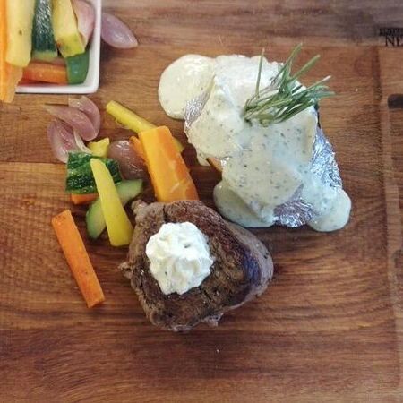Steak mit Ofenkartoffel und Gemüse
