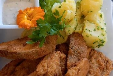 Schnitzel mit Kartoffeln und heller Sauce