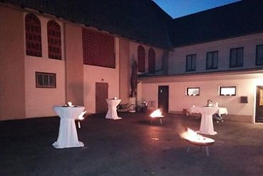 Gasthaus von außen bei Nacht