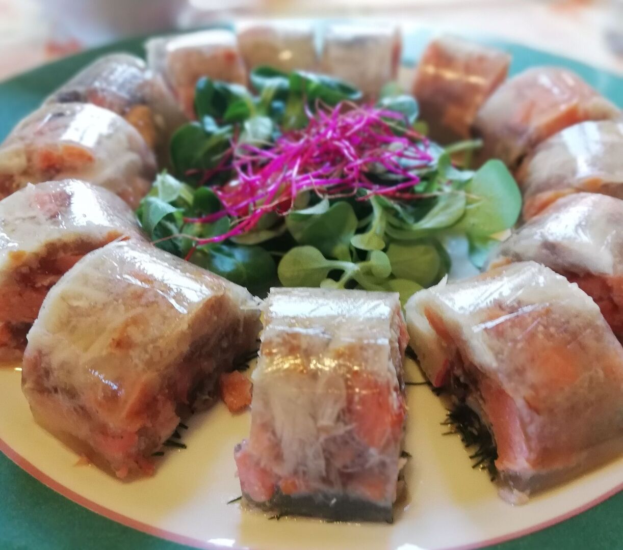 Saisonales Essen mit Salatbeilage